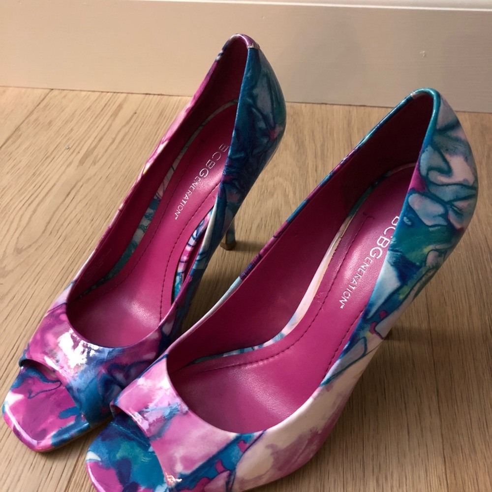 BCBG patent shoe in fun colors, size 7